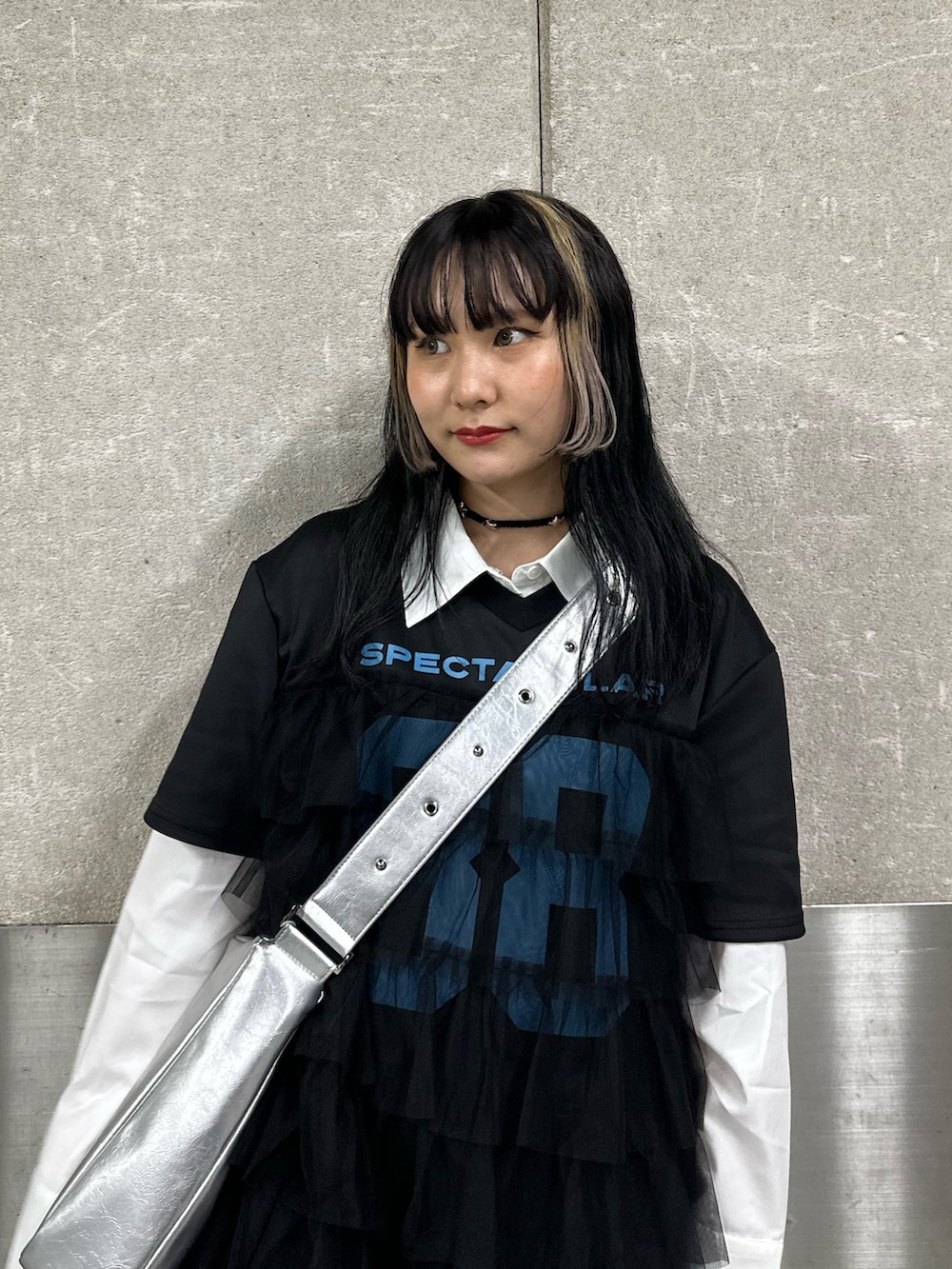 ブラック系のワンピース、ホワイト系のシャツ/ブラウス、シルバー系のショルダーバッグを着用したレディースの春コーディネートの4枚目の写真