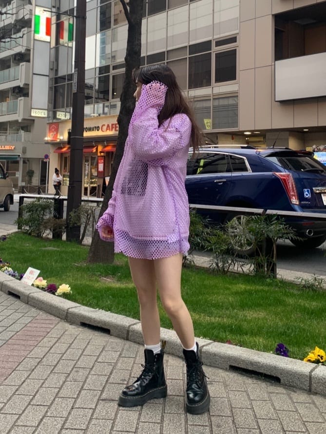 ホワイト系のTシャツ/カットソー、ブルー系のデニムパンツ、ブラック系のブーツを着用したレディースの春コーディネートの3枚目の写真