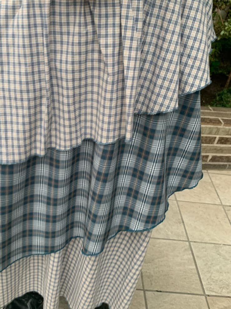 ブラック系のブーツ、ブルー系のTシャツ/カットソー、ブルー系のスカートを着用したレディースの春コーディネートの6枚目の写真