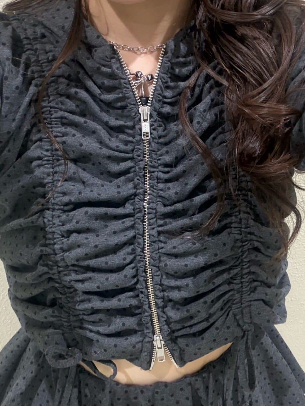 グレー系のスウェットパンツ、ブラック系のパーカー、グリーン系のパンプスを着用したレディースの春コーディネートの9枚目の写真