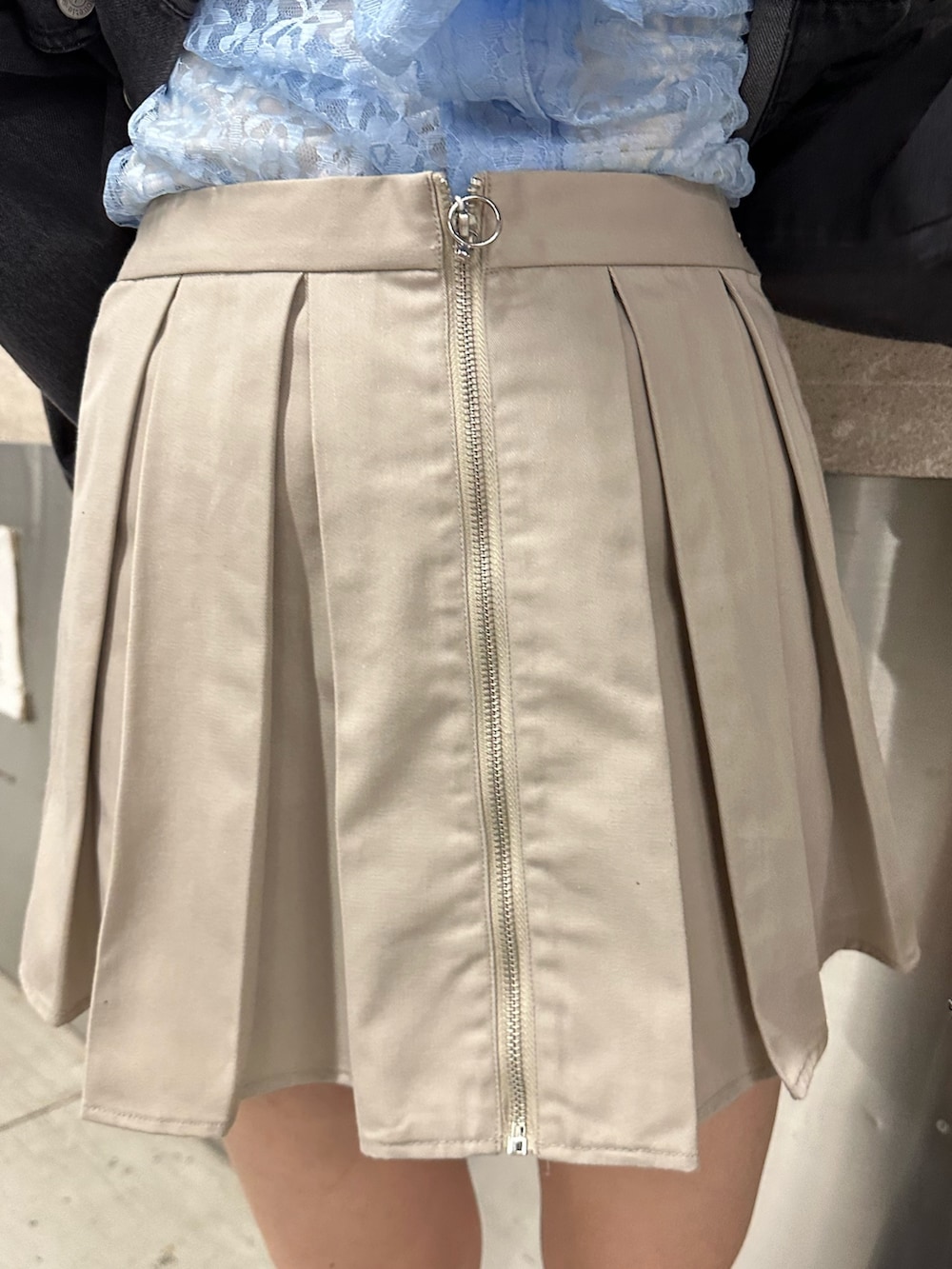 ブルー系のシャツ/ブラウス、ブラック系のデニムジャケット、ホワイト系のその他パンツを着用したレディースの冬コーディネートの7枚目の写真