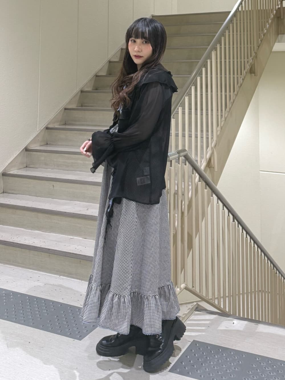 ブラック系のブーツ、ブラック系のシャツ/ブラウス、ブラック系のワンピースを着用したレディースの春コーディネートの3枚目の写真