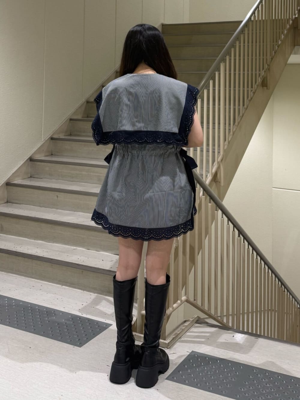ブラック系のブーツ、グレー系のシャツ/ブラウス、シルバー系のブレスレットを着用したレディースの夏コーディネートの3枚目の写真