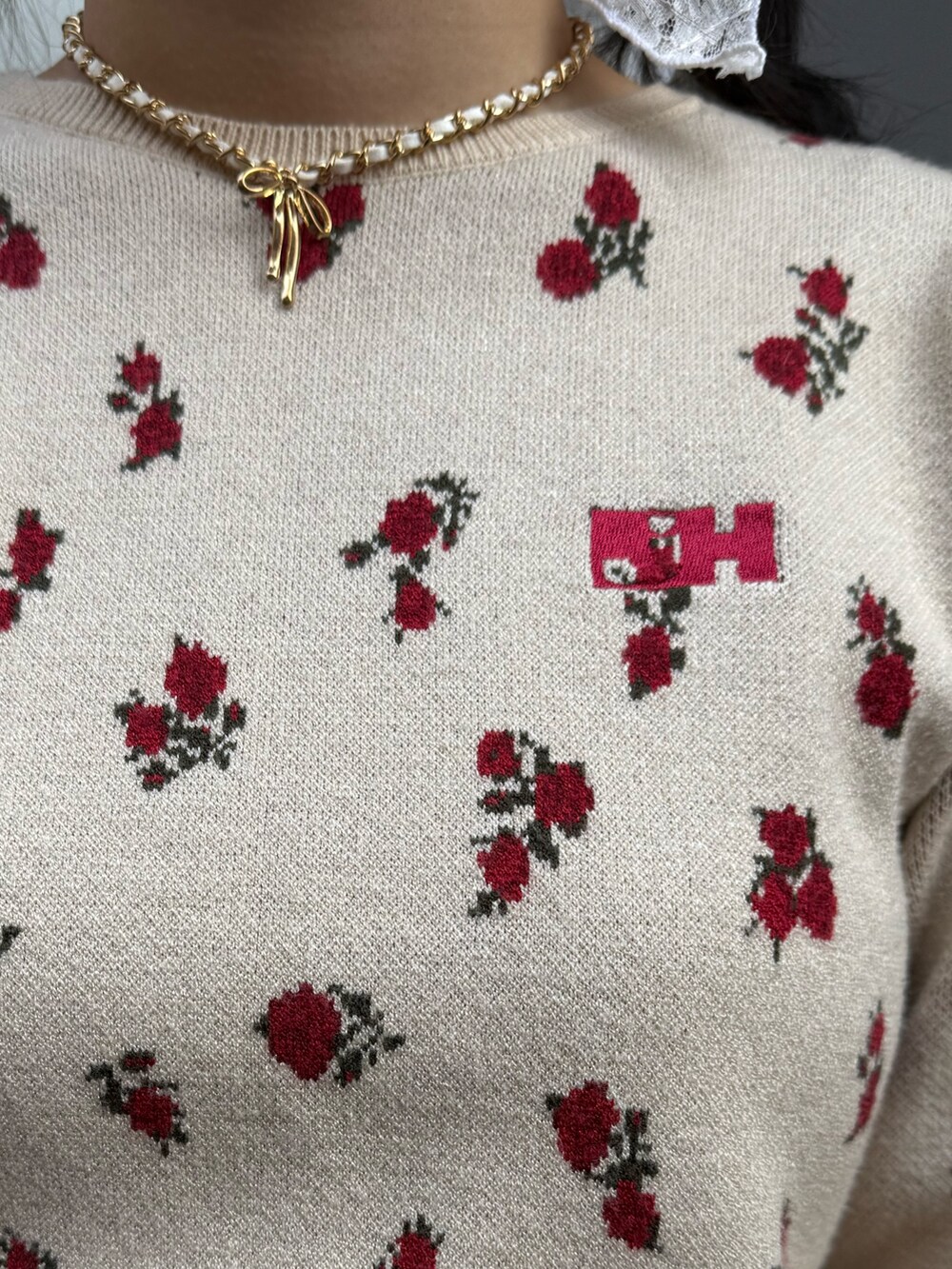 ブラック系のブーツ、ホワイト系のニット/セーター、ホワイト系のその他パンツを着用したレディースの冬コーディネートの6枚目の写真