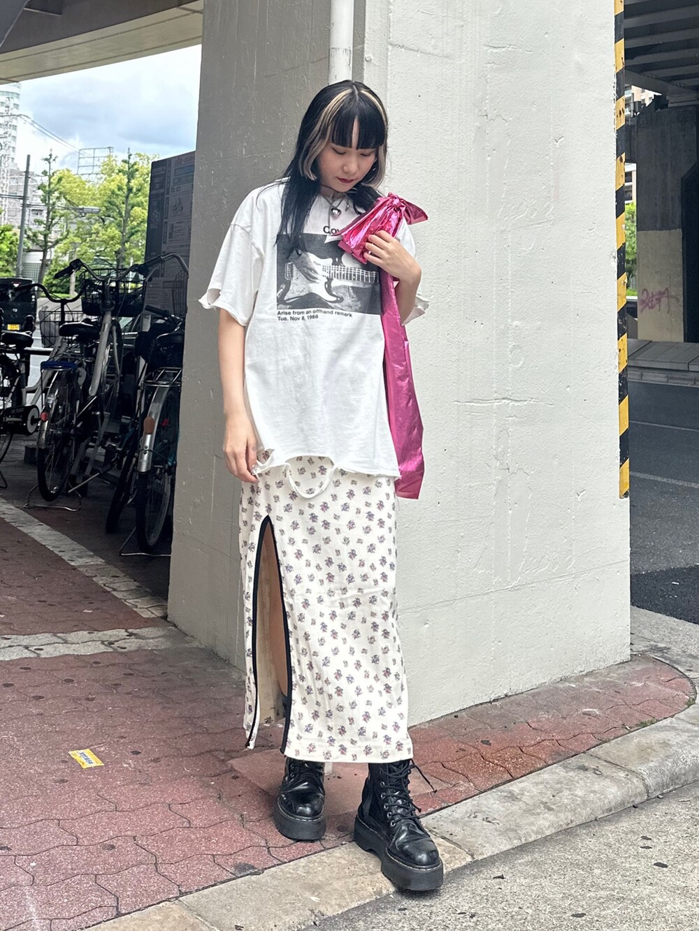 ホワイト系のTシャツ/カットソー、ピンク系のトートバッグ、ホワイト系のワンピースを着用したレディースの春コーディネートの2枚目の写真