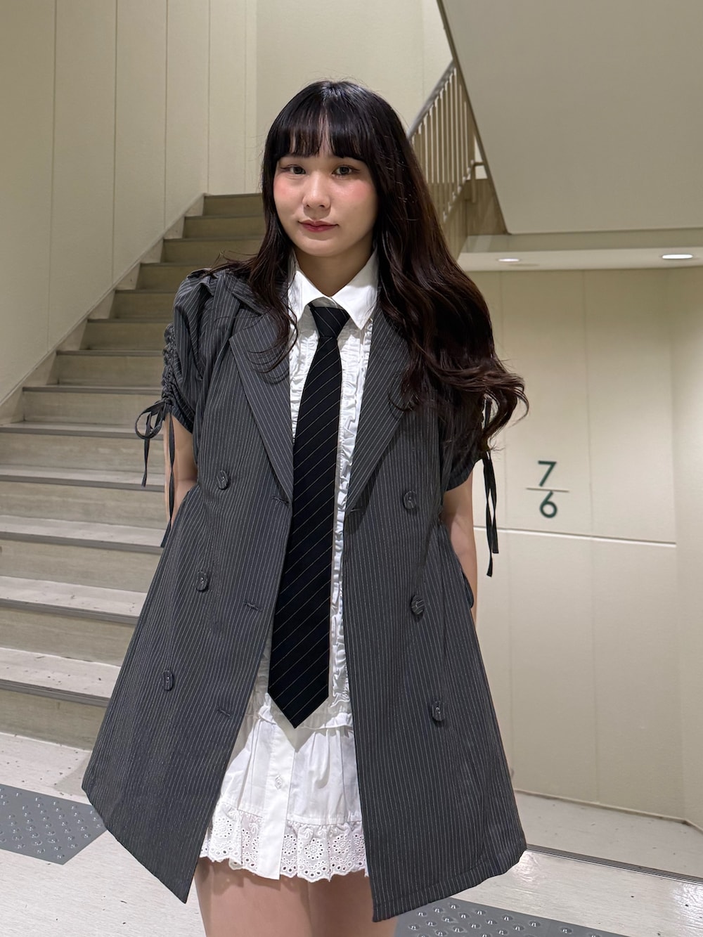 ホワイト系のシャツ/ブラウス、ブラック系のブーツ、ブラック系のネクタイを着用したレディースの春コーディネートの9枚目の写真