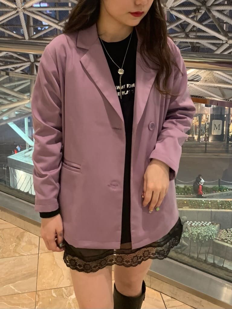 パープル系のテーラードジャケット、ブラック系のブーツ、ブラック系のTシャツ/カットソーを着用したレディースの春コーディネートの3枚目の写真