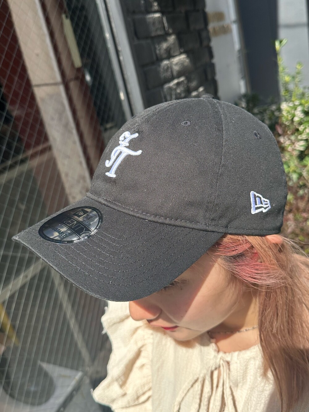 ブルー系のデニムパンツ、ホワイト系のシャツ/ブラウス、ホワイト系のメッセンジャーバッグを着用したレディースの春コーディネートの7枚目の写真