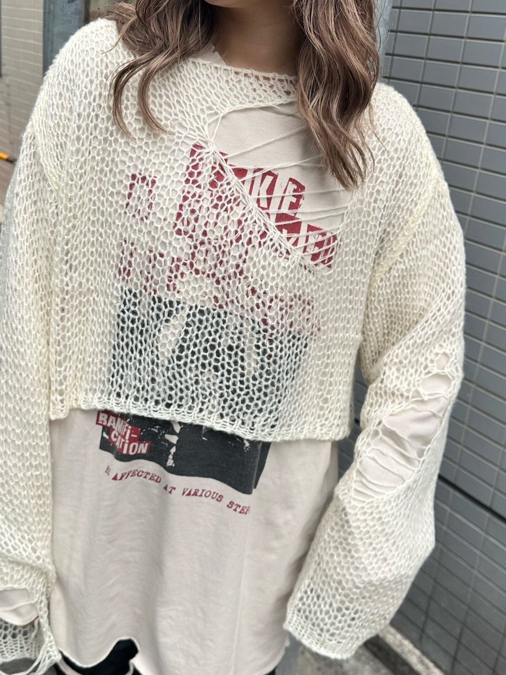ホワイト系のTシャツ/カットソー、ホワイト系のニット/セーター、ブラック系のその他パンツを着用したレディースの秋コーディネートの7枚目の写真