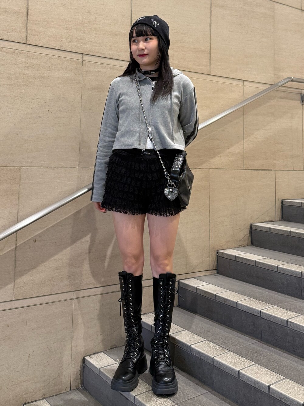 ブラック系のその他パンツ、グレー系のパーカー、ブラック系のブーツを着用したレディースの冬コーディネートの4枚目の写真