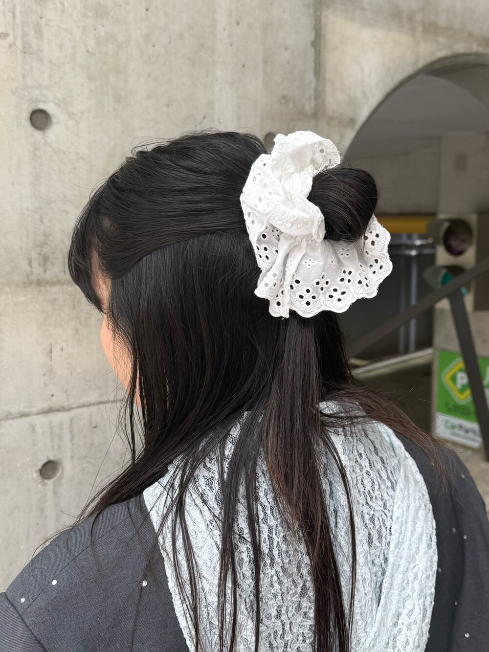 グレー系のテーラードジャケット、ブルー系のTシャツ/カットソー、ブルー系のブーツを着用したレディースの夏コーディネートの10枚目の写真