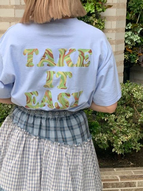 ブラック系のブーツ、ブルー系のTシャツ/カットソー、ブルー系のスカートを着用したレディースの春コーディネートの4枚目の写真