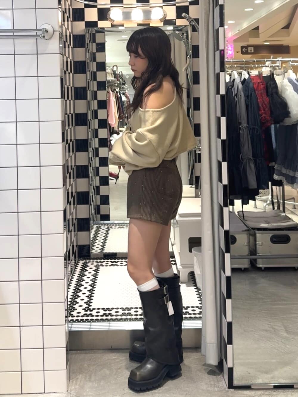 ブラウン系のその他パンツ、ブラック系のブーツ、ホワイト系のニット/セーターを着用したレディースの秋コーディネートの3枚目の写真