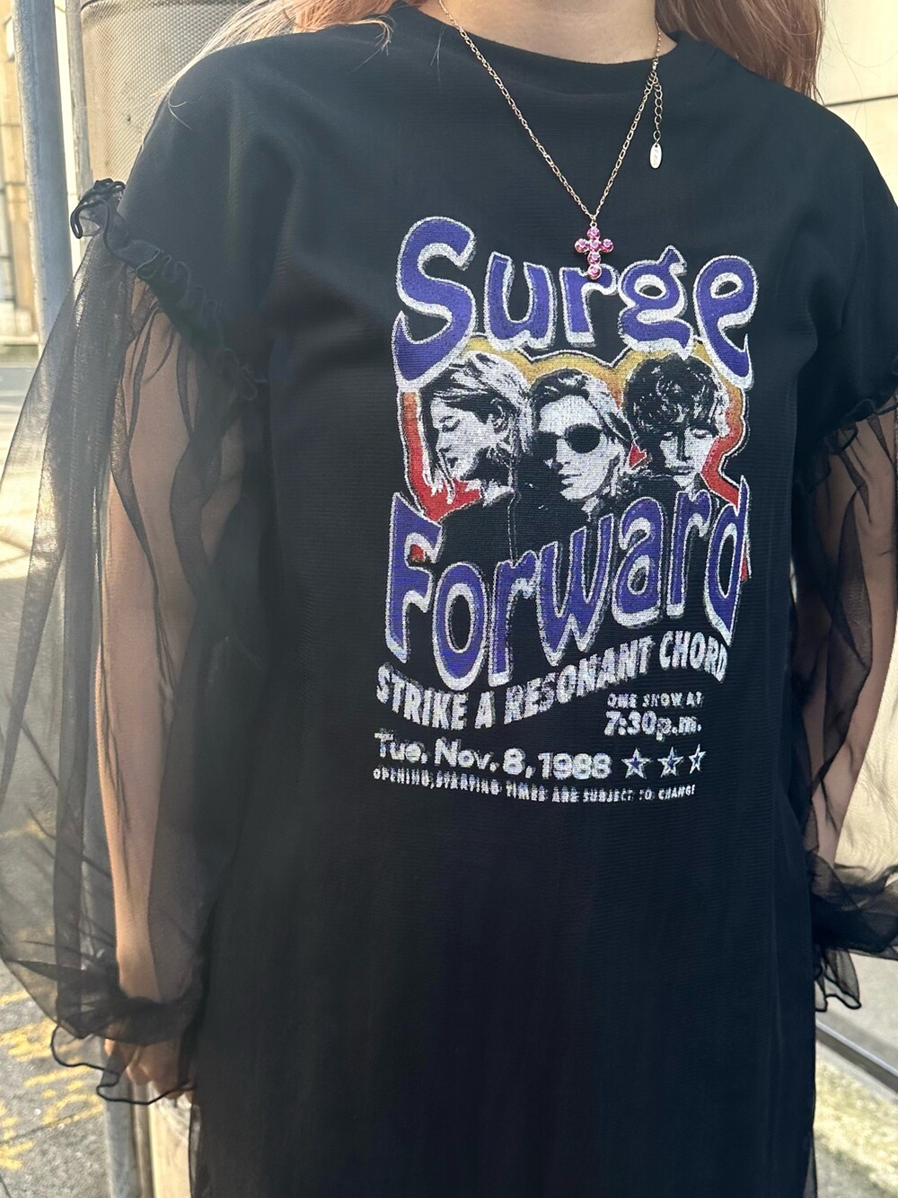 ブラック系のワンピース、ゴールド系のネックレス、ブラック系のその他雑貨を着用したレディースの夏コーディネートの4枚目の写真