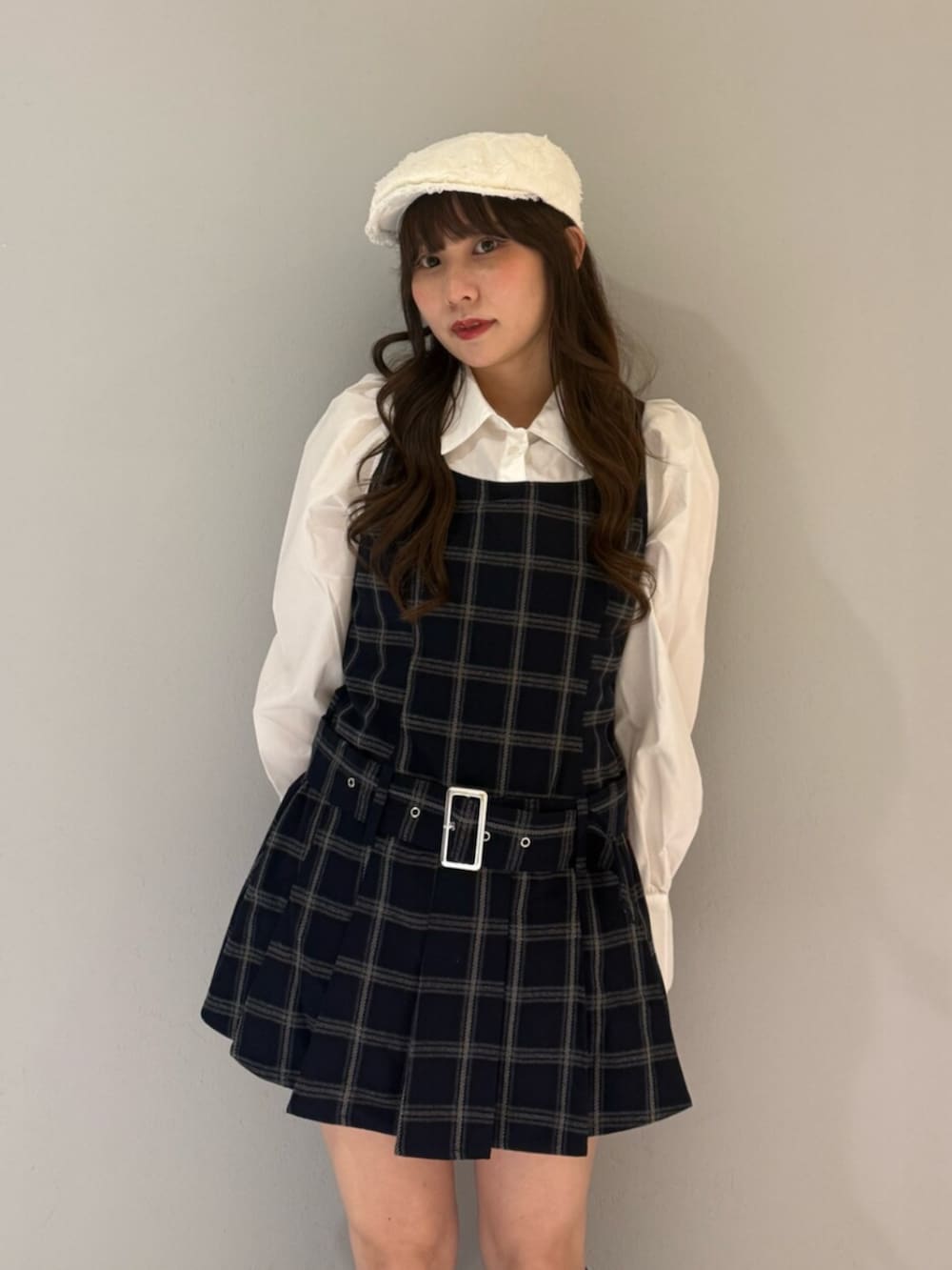 ブラック系のブーツ、ブルー系のワンピース、ホワイト系のハンチング/ベレー帽を着用したレディースの夏コーディネートの5枚目の写真
