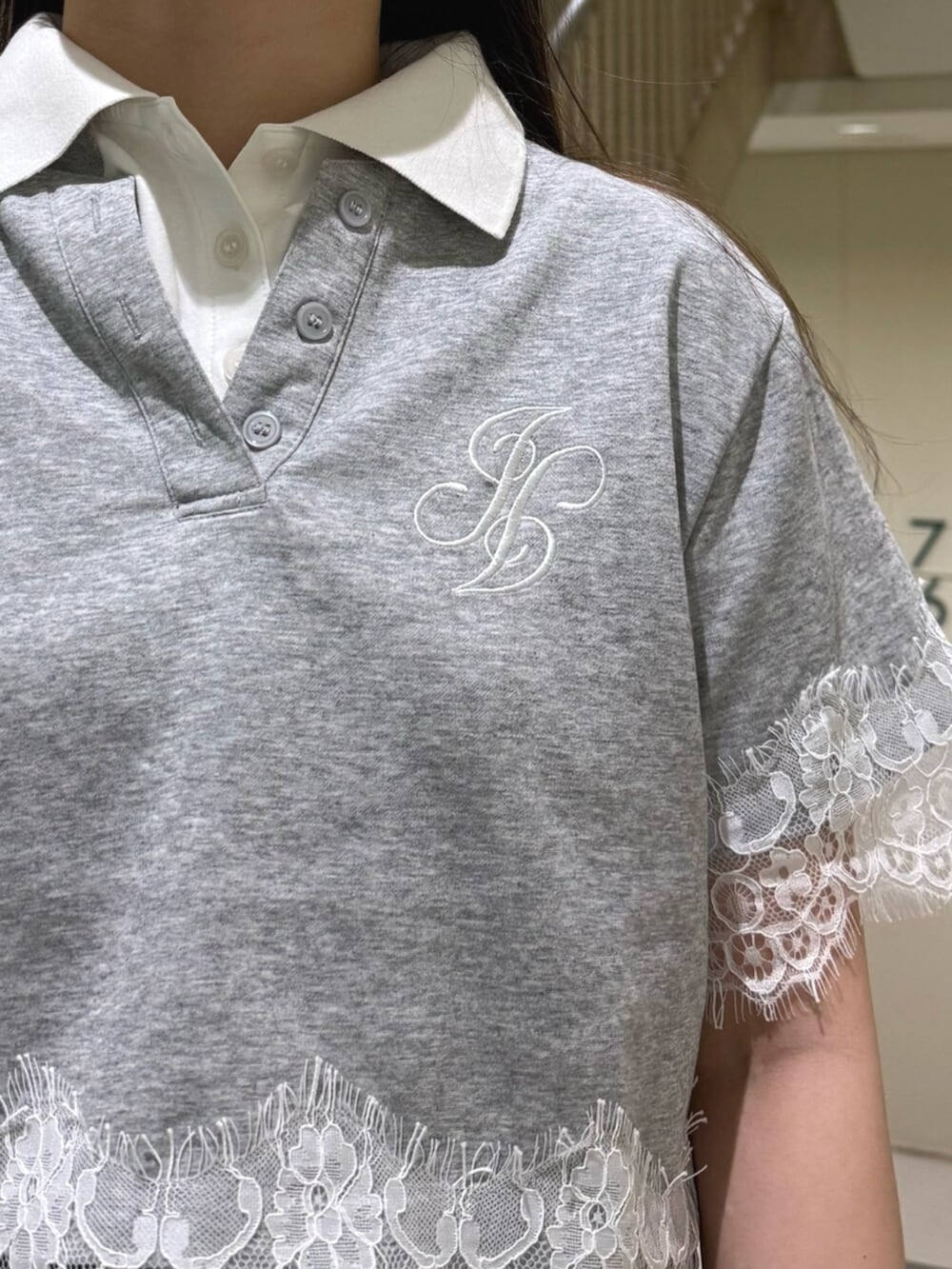 ブラック系のブーツ、ブラック系のデニムパンツ、グレー系のTシャツ/カットソーを着用したレディースの夏コーディネートの6枚目の写真