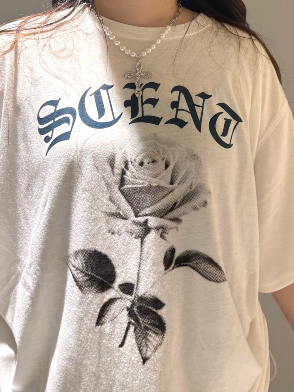 ブラック系のブーツ、ホワイト系のTシャツ/カットソー、ブラック系のスカートを着用したレディースの夏コーディネートの7枚目の写真