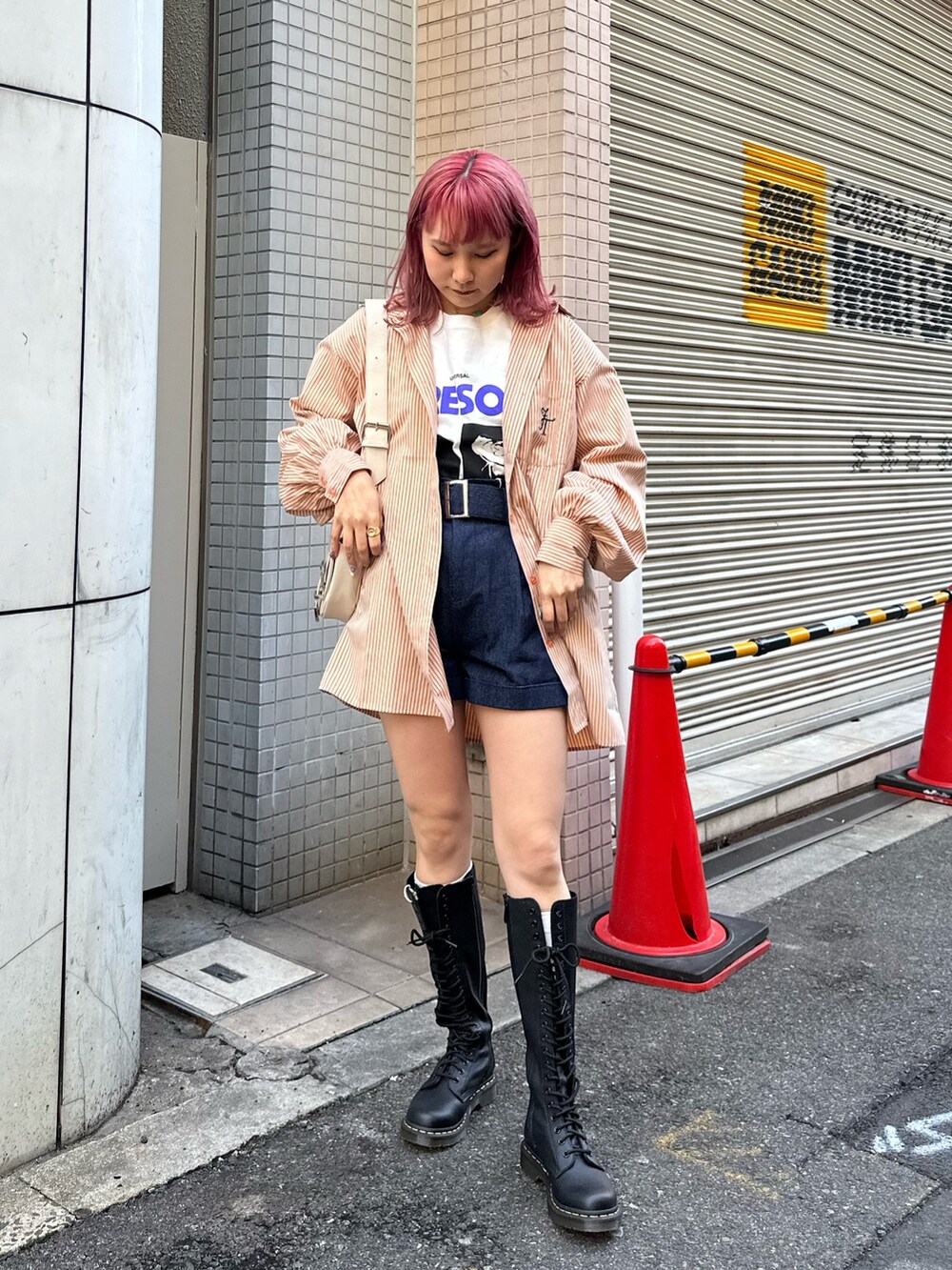 ブラック系のブーツ、ホワイト系のTシャツ/カットソー、ブルー系のその他パンツを着用したレディースの春コーディネートの2枚目の写真