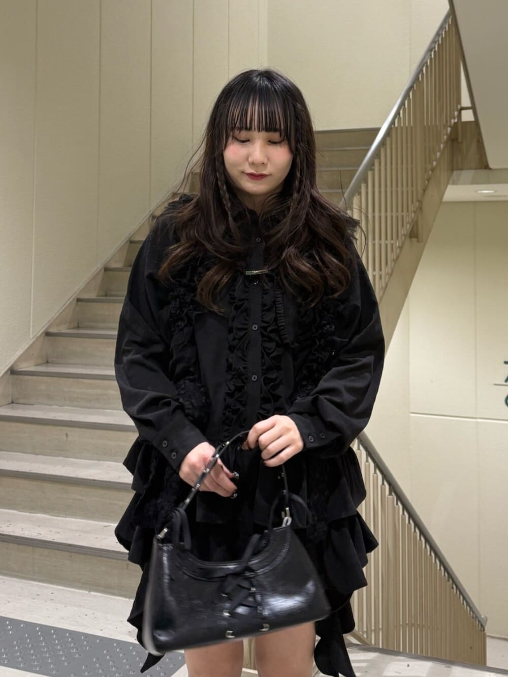 ブラック系のブーツ、ブラック系のハンドバッグ、ブラック系のシャツ/ブラウスを着用したレディースの冬コーディネートの9枚目の写真