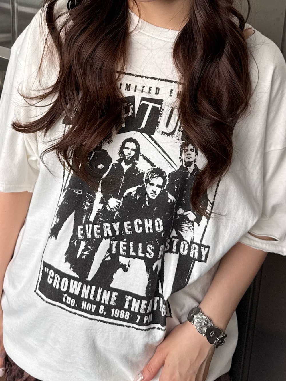 ホワイト系のTシャツ/カットソー、ブラウン系のその他パンツ、ブラウン系のハンドバッグを着用したレディースの夏コーディネートの5枚目の写真
