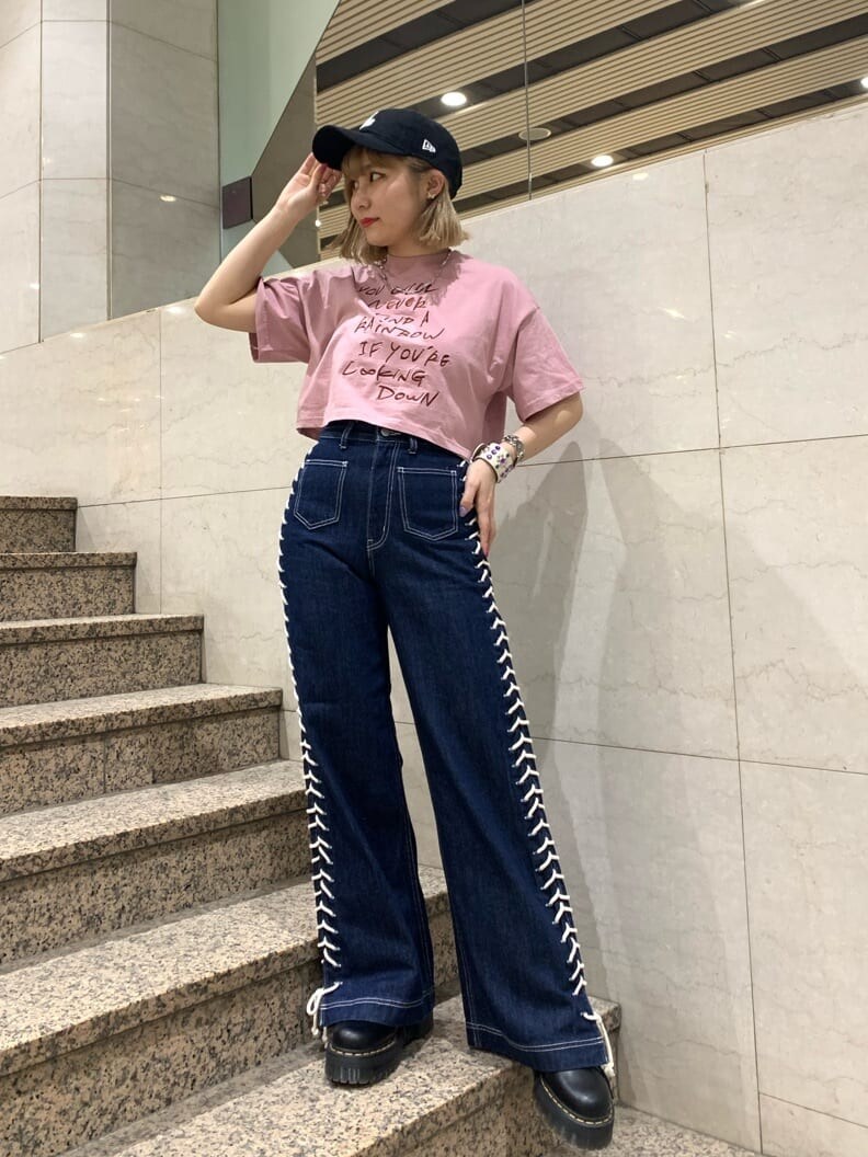 ピンク系のTシャツ/カットソー、ブルー系のデニムパンツ、シルバー系のブレスレットを着用したレディースの春コーディネートの2枚目の写真