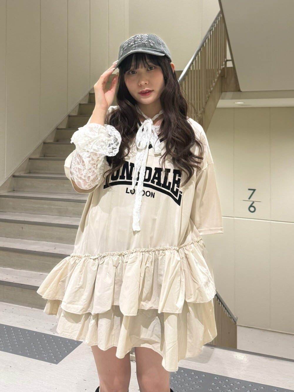 ブラック系のブーツ、ホワイト系のワンピース、ホワイト系のTシャツ/カットソーを着用したレディースの春コーディネートの9枚目の写真