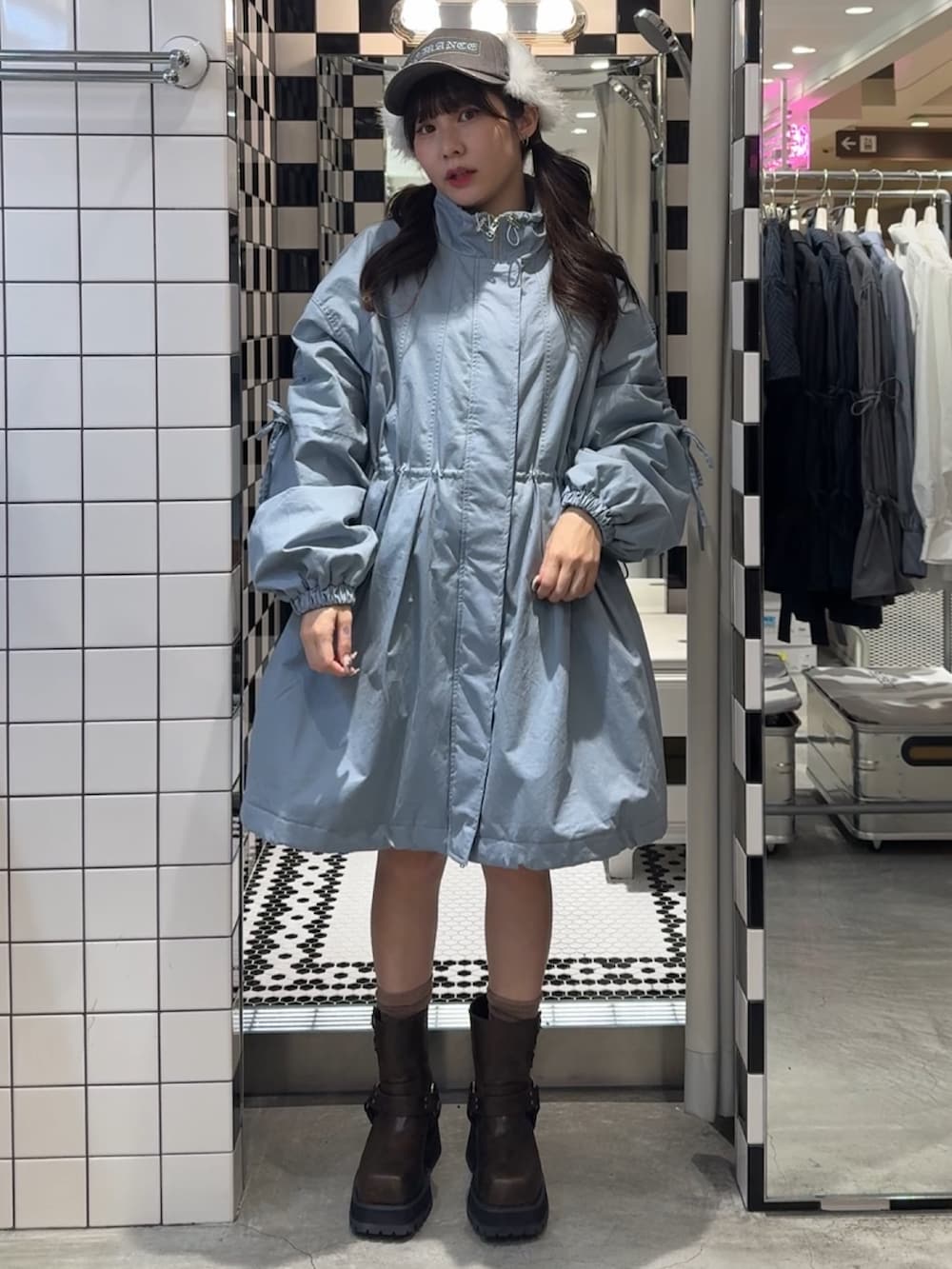 ブルー系のモッズコート、ブラウン系のブーツ、ブラウン系のキャップを着用したレディースの冬コーディネートの5枚目の写真