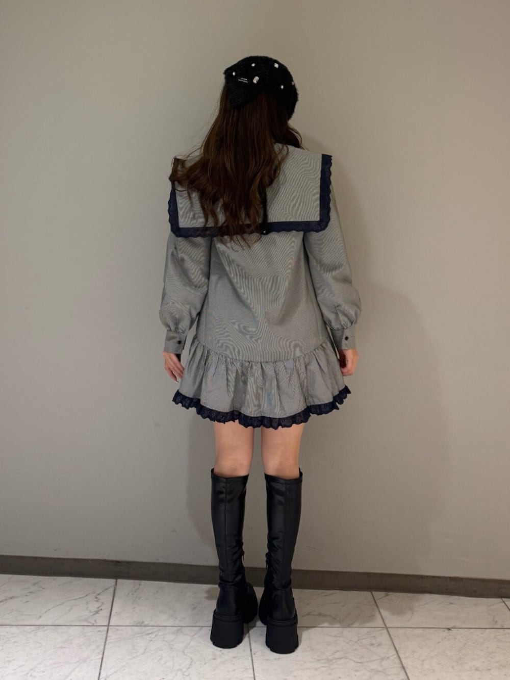 ブラック系のブーツ、グレー系のワンピース、ブラック系のその他ヘアアクセサリーを着用したレディースの夏コーディネートの3枚目の写真