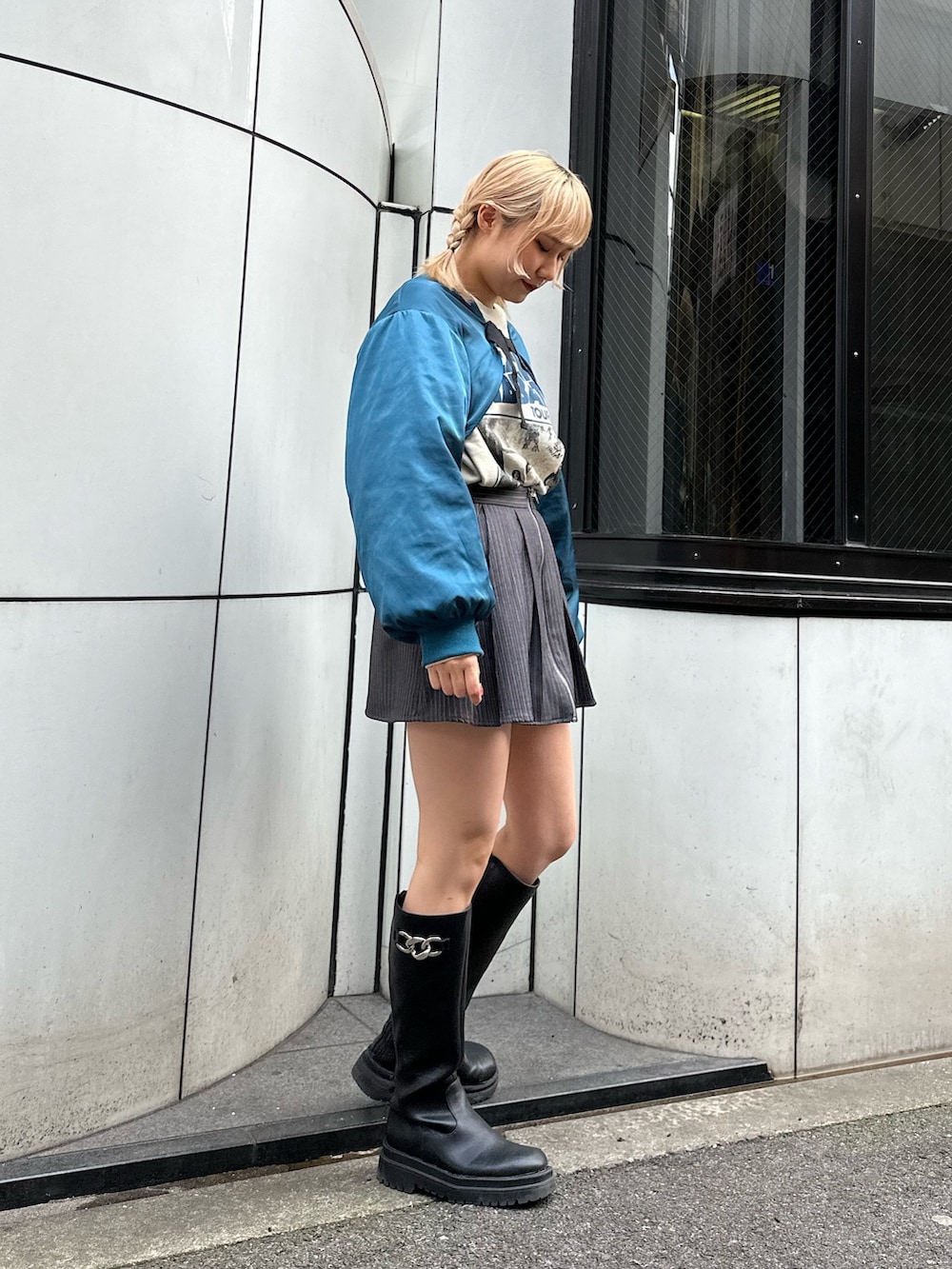 ブラック系のブーツ、グレー系のその他パンツ、ホワイト系のスウェットを着用したレディースの冬コーディネートの3枚目の写真