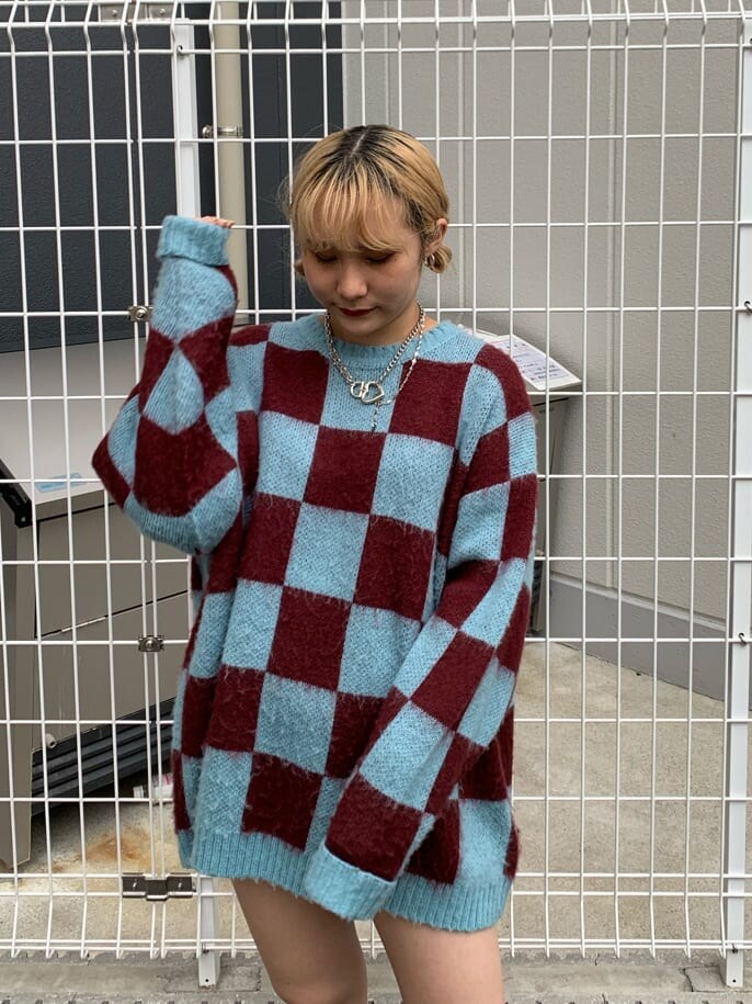 ブルー系のニット/セーター、レッド系のブーツを着用したレディースの秋コーディネートの4枚目の写真