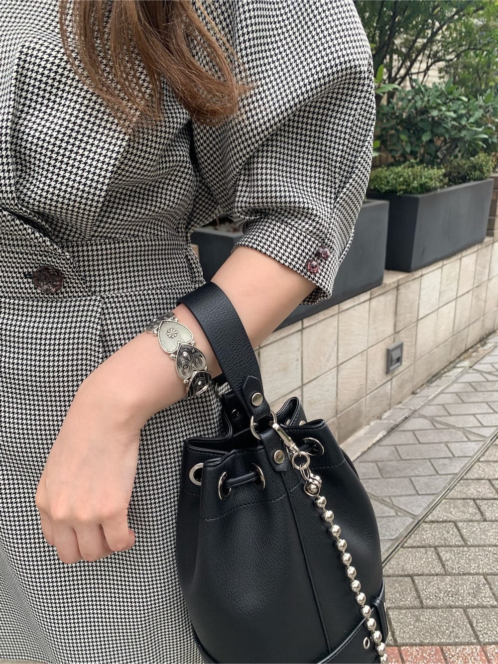 その他のワンピース、シルバー系のネックレス、シルバー系のブレスレットを着用したレディースの春コーディネートの6枚目の写真