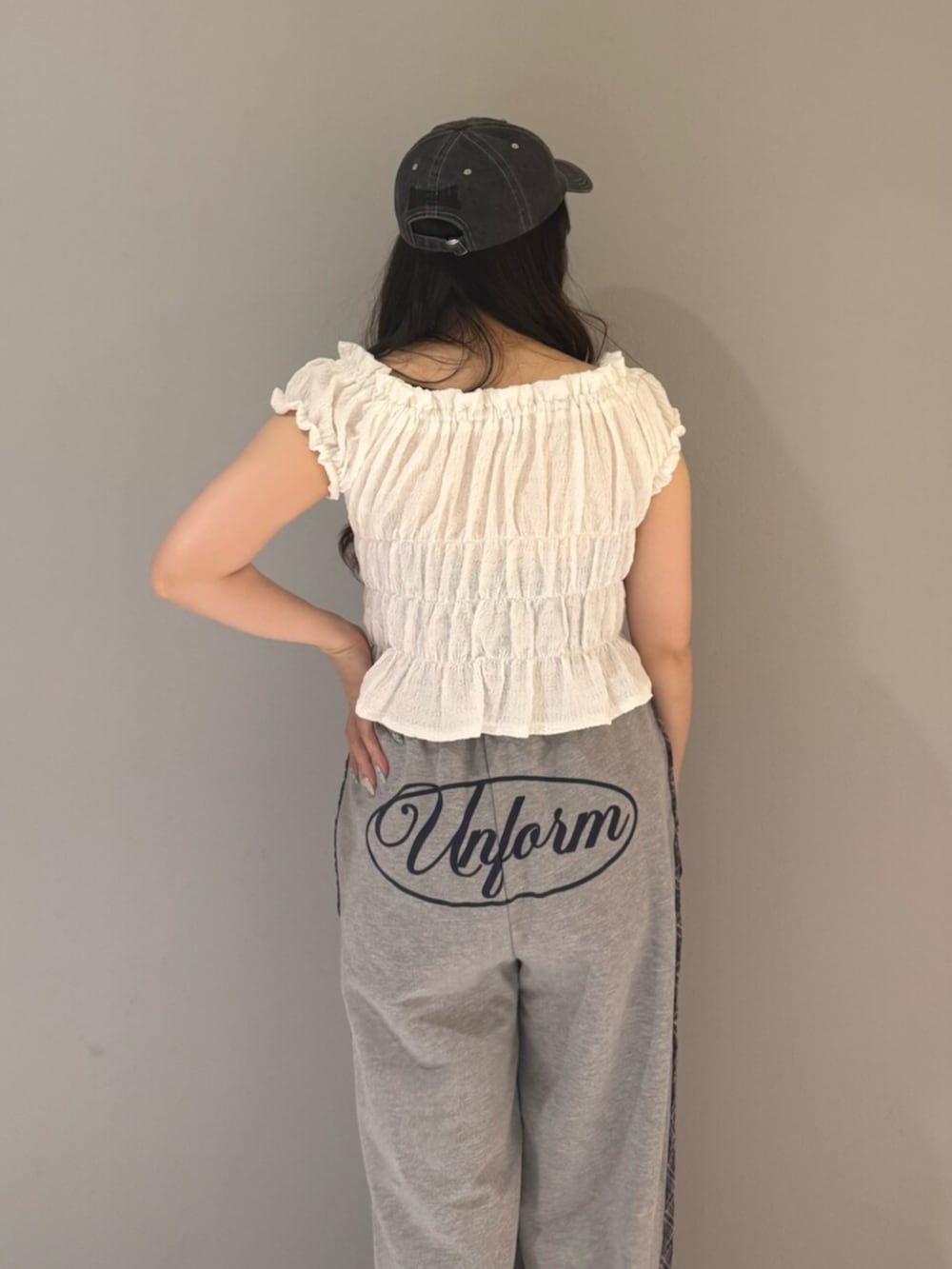 ブラック系のブーツ、ホワイト系のシャツ/ブラウス、グレー系のその他パンツを着用したレディースの夏コーディネートの7枚目の写真