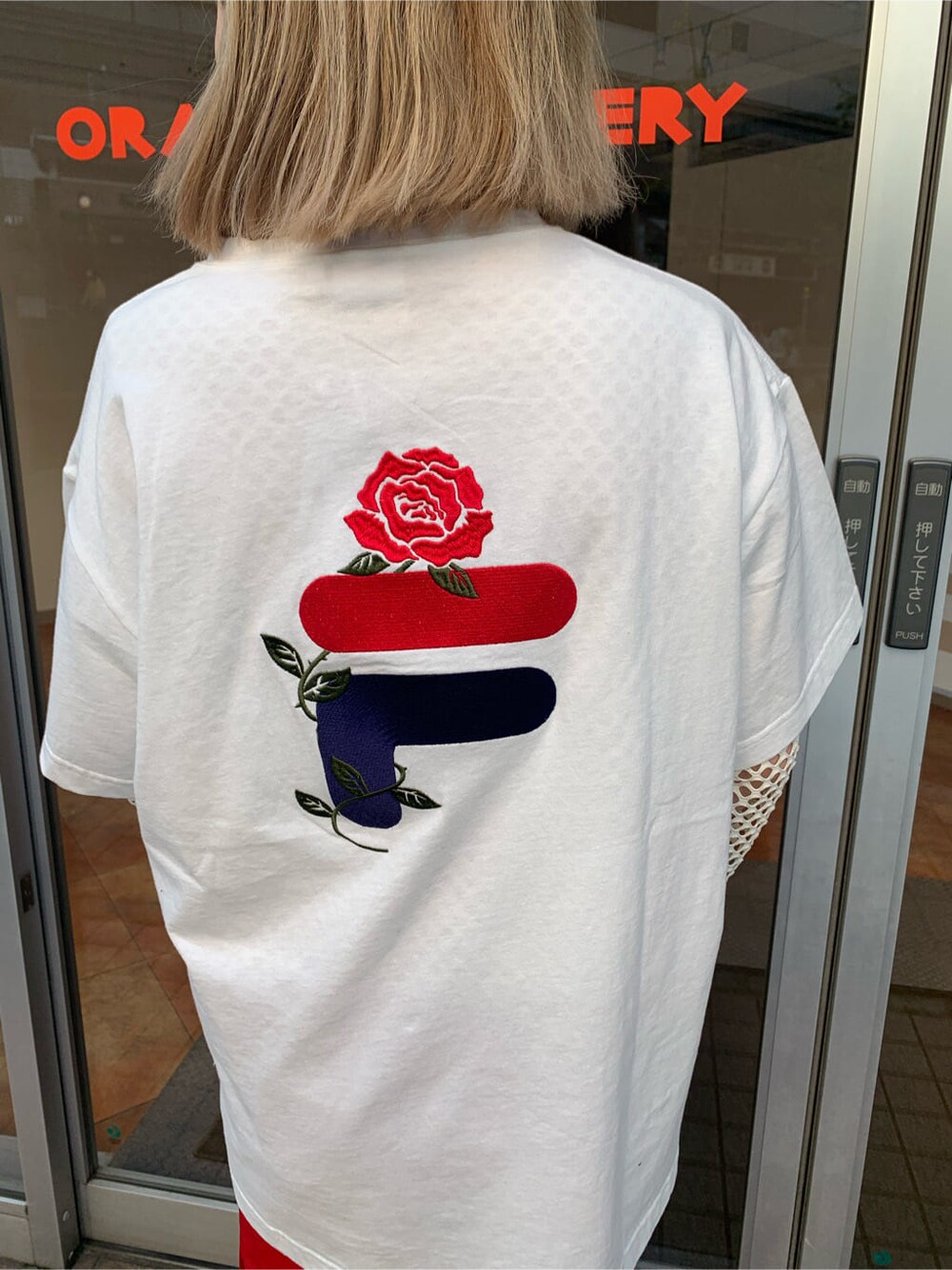 ホワイト系のTシャツ/カットソー、ホワイト系のTシャツ/カットソー、ホワイト系のハンドバッグを着用したレディースの春コーディネートの5枚目の写真