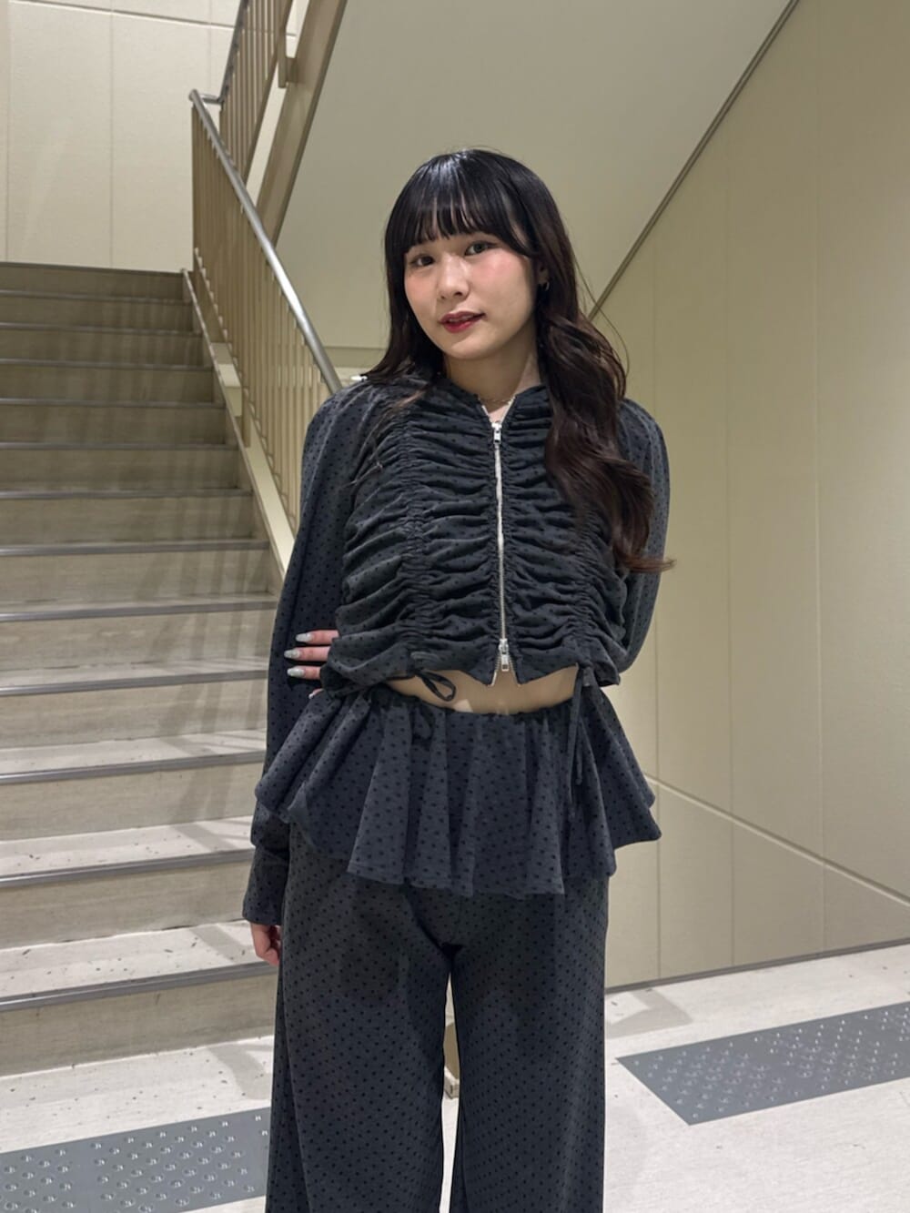 グレー系のスウェットパンツ、ブラック系のパーカー、グリーン系のパンプスを着用したレディースの春コーディネートの8枚目の写真