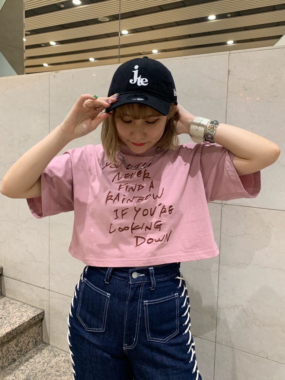 ピンク系のTシャツ/カットソー、ブルー系のデニムパンツ、シルバー系のブレスレットを着用したレディースの春コーディネートの5枚目の写真