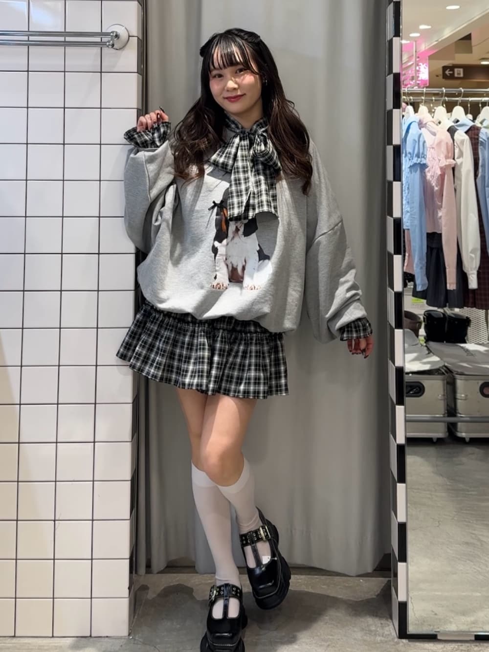 ブラック系のワンピース、グレー系のスウェット、ブラック系のローファーを着用したレディースの冬コーディネートの6枚目の写真