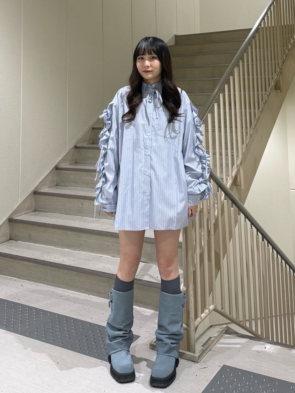 ブルー系のシャツ/ブラウス、ホワイト系のTシャツ/カットソー、ブルー系のブーツを着用したレディースの春コーディネートの3枚目の写真