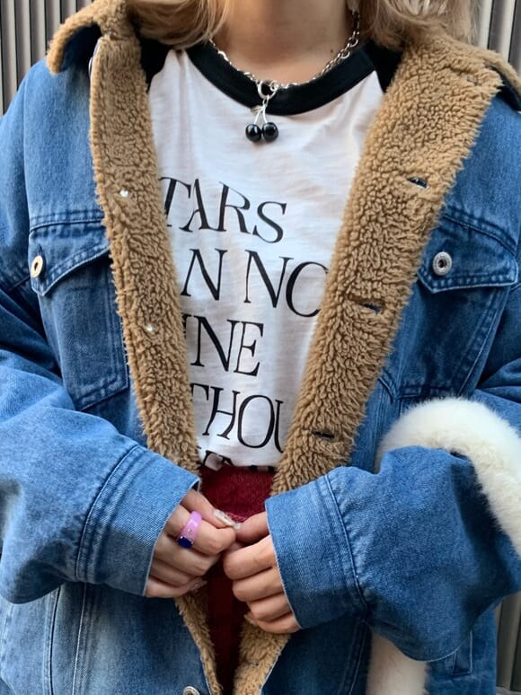 ブルー系のその他アウター、ホワイト系のTシャツ/カットソー、ピンク系のスカートを着用したレディースの秋コーディネートの5枚目の写真