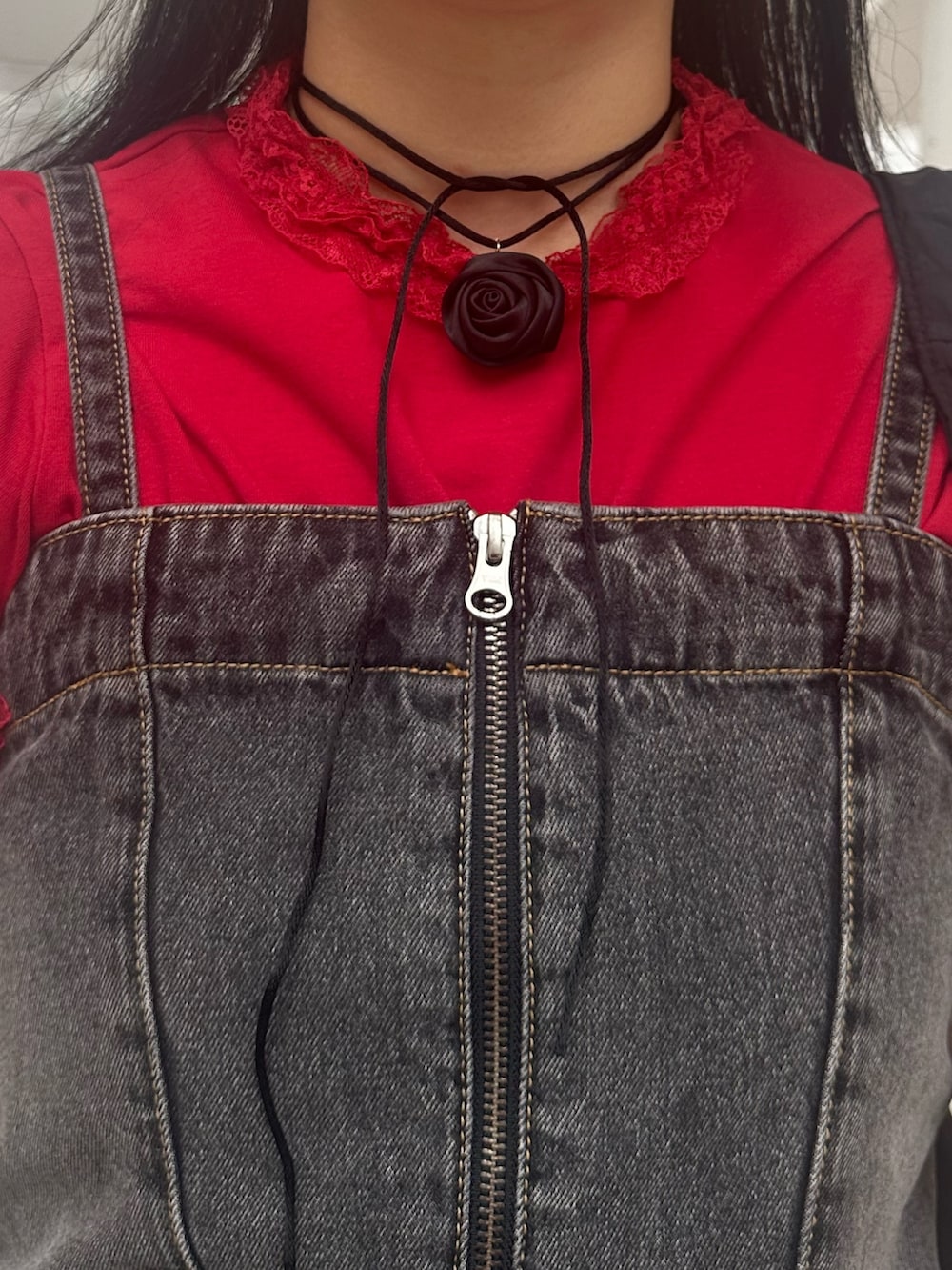 レッド系のTシャツ/カットソー、ブラック系のワンピース、ブラック系のショルダーバッグを着用したレディースの夏コーディネートの5枚目の写真