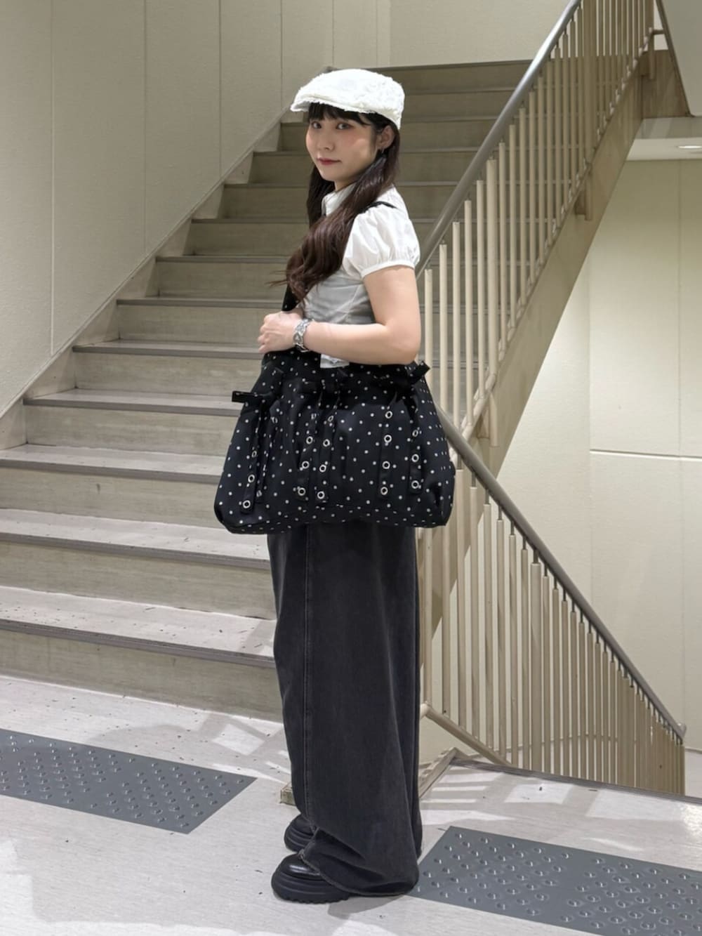 ブラック系のネクタイ、ブラック系のブーツ、ブラック系のデニムパンツを着用したレディースの夏コーディネートの2枚目の写真