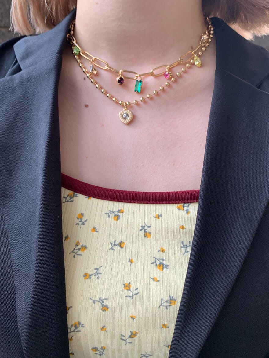 ブラック系のブーツ、イエロー系のキャミソール、ブラック系のテーラードジャケットを着用したレディースの春コーディネートの7枚目の写真