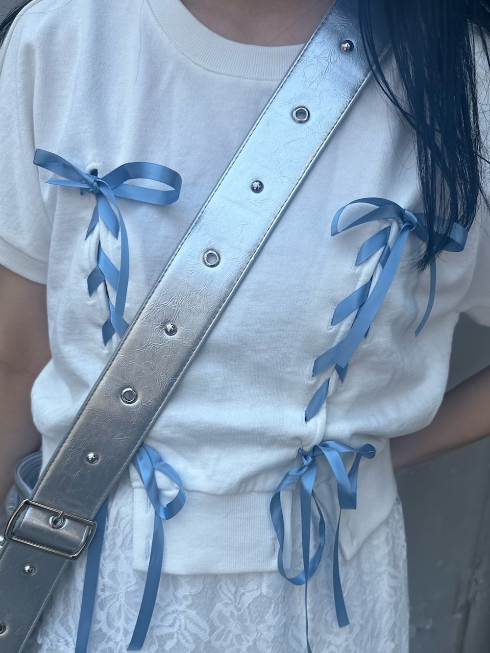 シルバー系のショルダーバッグ、ホワイト系のTシャツ/カットソー、ホワイト系のスカートを着用したレディースの夏コーディネートの7枚目の写真