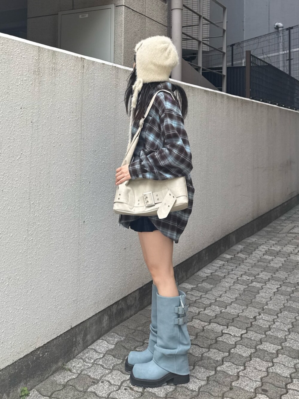 ブルー系のブーツ、ホワイト系のショルダーバッグ、ブラウン系のシャツ/ブラウスを着用したレディースの夏コーディネートの2枚目の写真