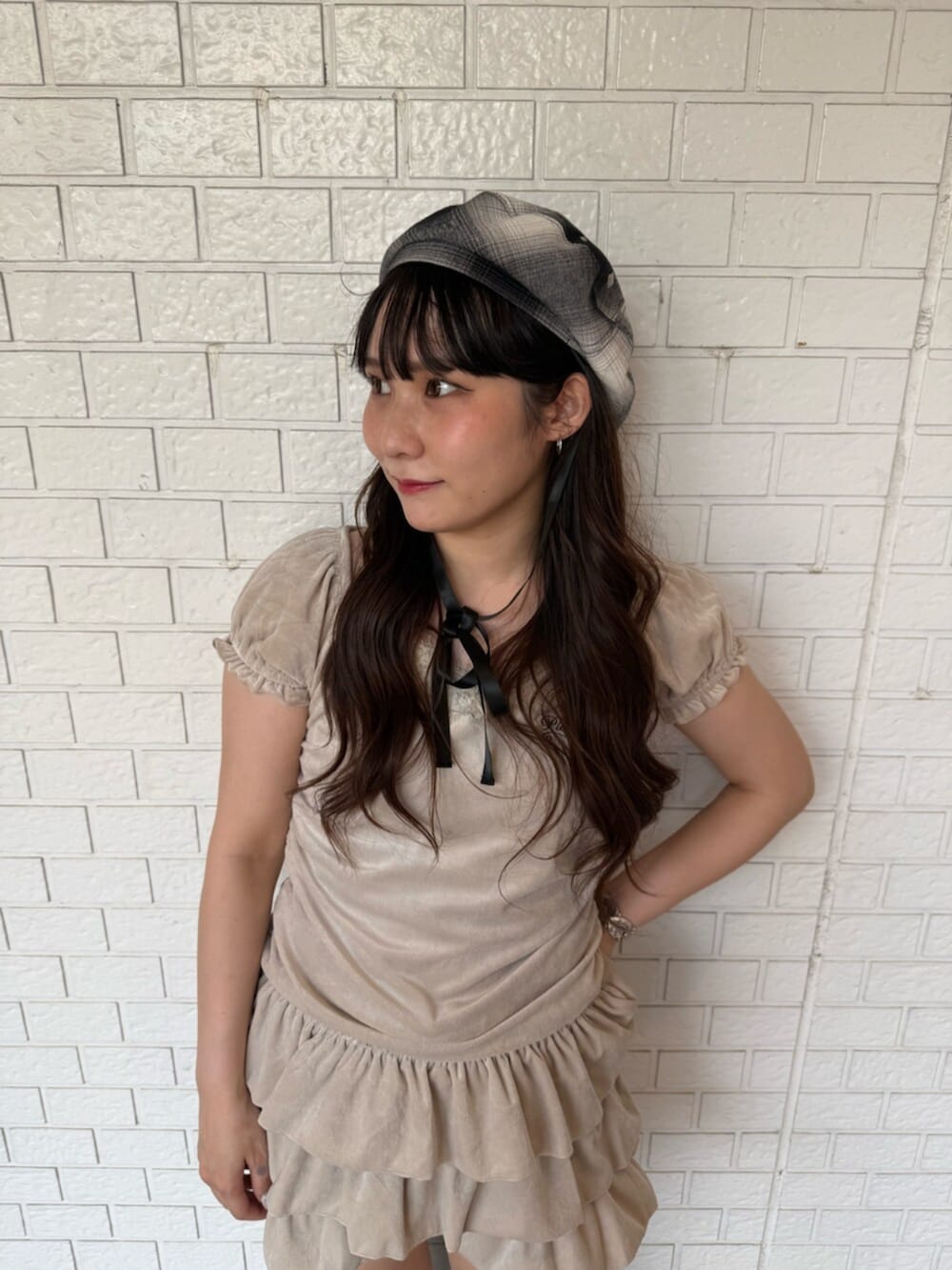ブラック系のブーツ、ホワイト系のTシャツ/カットソー、ホワイト系のスカートを着用したレディースの夏コーディネートの5枚目の写真