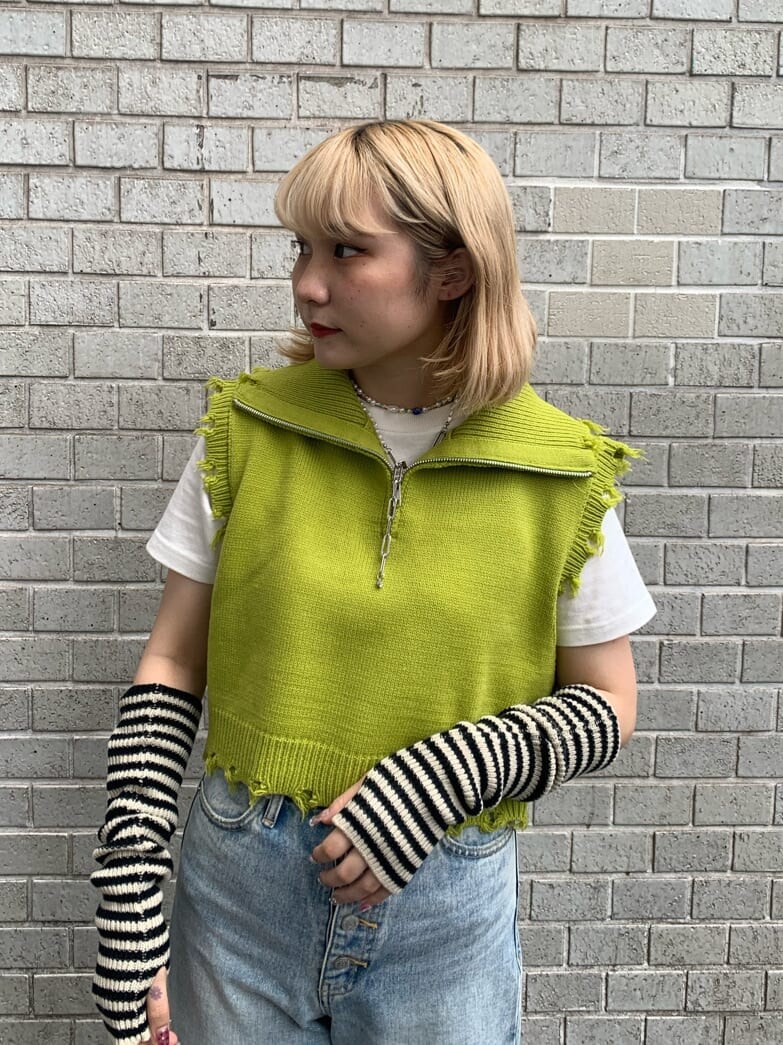 ブルー系のデニムパンツ、ホワイト系のTシャツ/カットソー、グリーン系のベストを着用したレディースの夏コーディネートの4枚目の写真