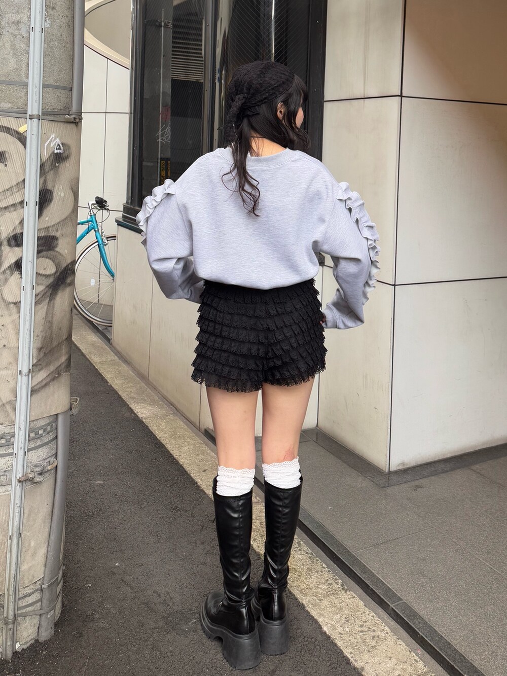 ブラック系のブーツ、ブラック系のその他パンツ、グレー系のスウェットを着用したレディースの冬コーディネートの3枚目の写真