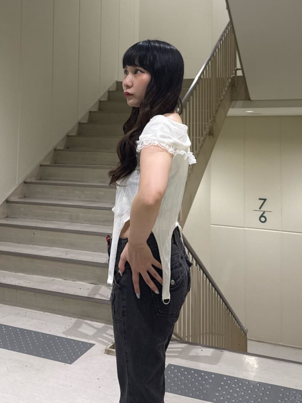 ブラック系のパンプス、ブラック系のデニムパンツ、ホワイト系のTシャツ/カットソーを着用したレディースの夏コーディネートの5枚目の写真