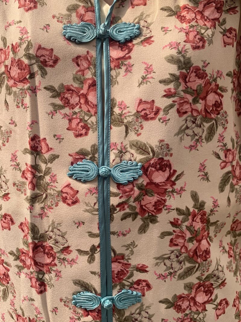 ブラック系のデニムパンツ、ホワイト系のショルダーバッグ、ホワイト系のシャツ/ブラウスを着用したレディースの春コーディネートの5枚目の写真