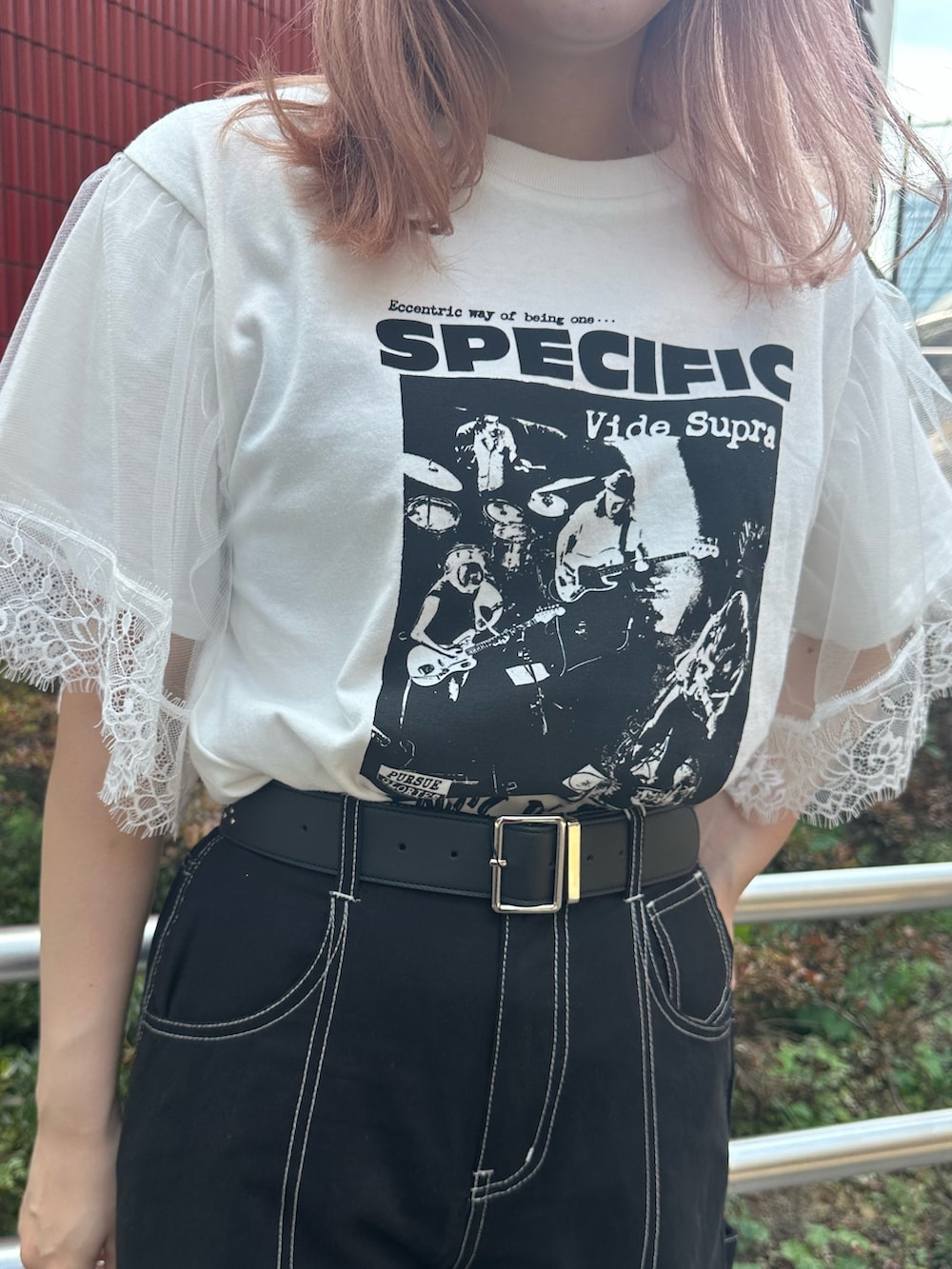 ホワイト系のTシャツ/カットソー、ブラック系のその他パンツ、ブラック系のベルトを着用したレディースの夏コーディネートの6枚目の写真