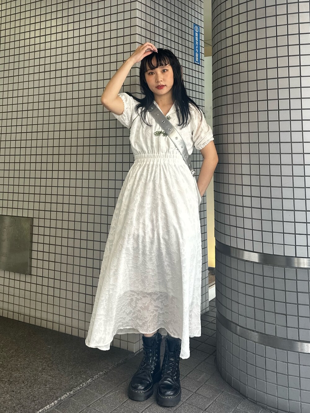 シルバー系のショルダーバッグ、ホワイト系のワンピースを着用したレディースの夏コーディネートの3枚目の写真